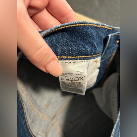 Old Navy Boyfriend Denim Jean Shorts Size 4 - Picture 3 of 4